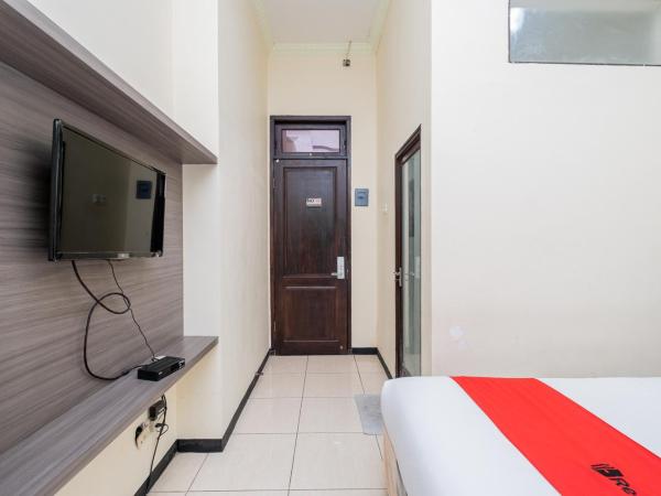 RedDoorz Plus @ Grace Residence Surabaya : photo 7 de la chambre chambre double standard