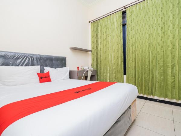 RedDoorz Plus @ Grace Residence Surabaya : photo 1 de la chambre chambre double standard