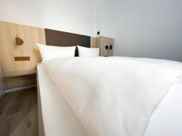 HOLI City Apart Hotel Berlin : photo 10 de la chambre chambre double avec salle de bains privative