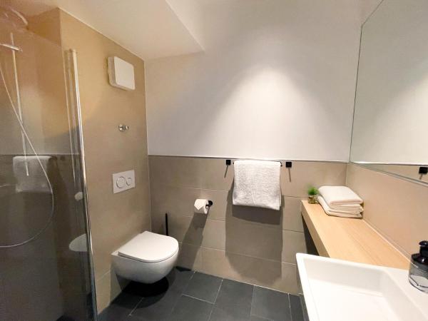 HOLI City Apart Hotel Berlin : photo 7 de la chambre chambre double avec salle de bains privative