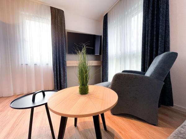 HOLI City Apart Hotel Berlin : photo 7 de la chambre chambre familiale avec salle de bains privative