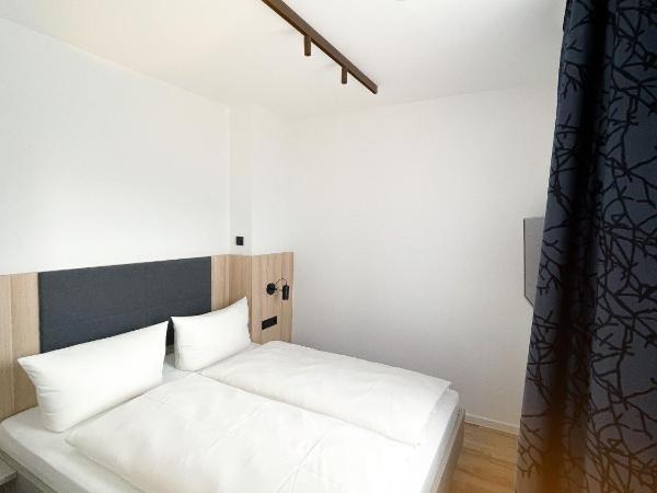 HOLI City Apart Hotel Berlin : photo 2 de la chambre chambre familiale avec salle de bains privative