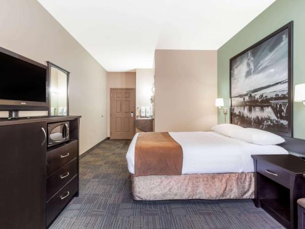 Super 8 by Wyndham Saskatoon Near Saskatoon Airport : photo 1 de la chambre chambre lit queen-size pour personnes à mobilité réduite - non-fumeurs 