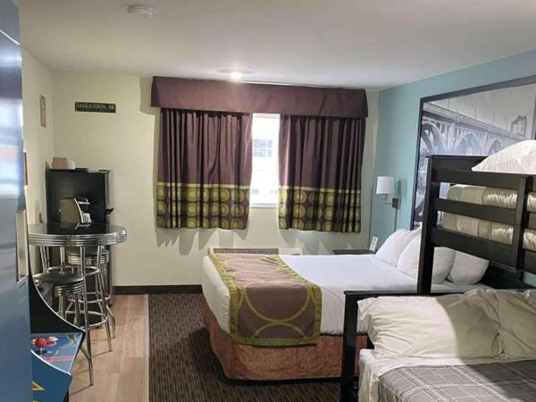 Super 8 by Wyndham Saskatoon Near Saskatoon Airport : photo 1 de la chambre suite with one queen bed and two bunk beds - non-smoking