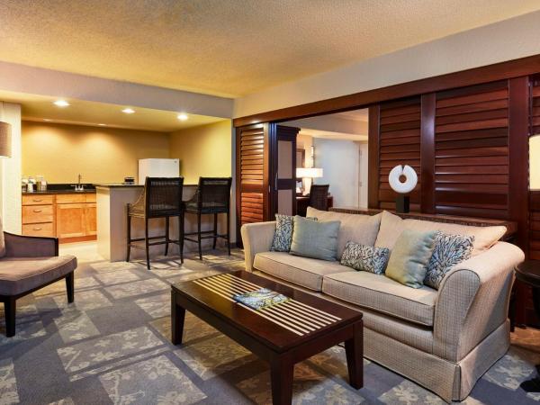 DoubleTree by Hilton Hotel Orlando at SeaWorld : photo 2 de la chambre suite lit king-size avec canapé-lit - vue sur complexe hôtelier 