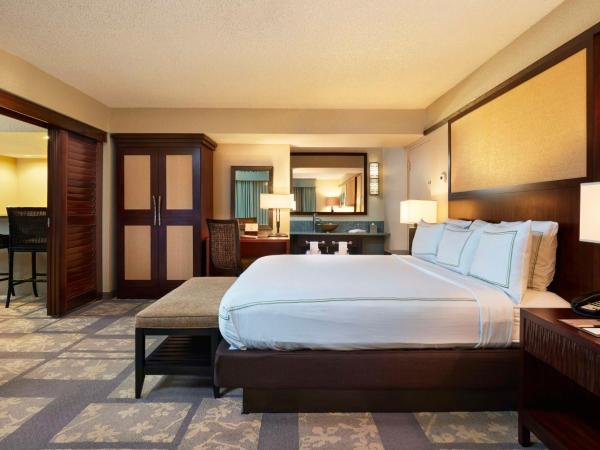 DoubleTree by Hilton Hotel Orlando at SeaWorld : photo 3 de la chambre suite lit king-size avec canapé-lit - vue sur complexe hôtelier 