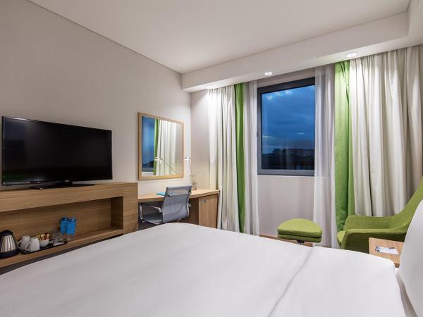 Hampton by Hilton Istanbul Zeytinburnu : photo 9 de la chambre chambre lit queen-size