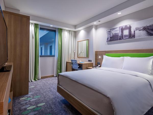 Hampton by Hilton Istanbul Zeytinburnu : photo 1 de la chambre chambre lit queen-size 
