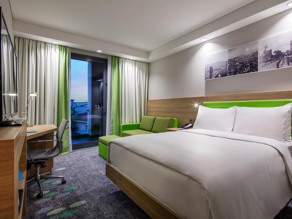 Hampton by Hilton Istanbul Zeytinburnu : photo 2 de la chambre chambre lit queen-size avec canapé-lit et balcon