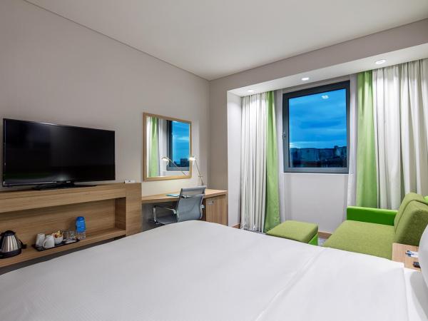 Hampton by Hilton Istanbul Zeytinburnu : photo 7 de la chambre chambre lit queen-size avec canapé-lit et balcon