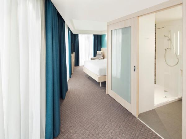 Hampton By Hilton London Docklands : photo 2 de la chambre chambre d'angle lit queen-size