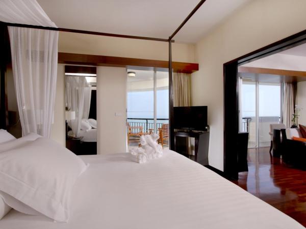 Hilton Hua Hin Resort & Spa : photo 2 de la chambre suite lit king-size avec accès au salon club - vue sur océan