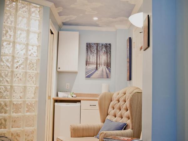 Maison Des Jardins B & B : photo 5 de la chambre chambre lit queen-size standard avec salle de bains privative