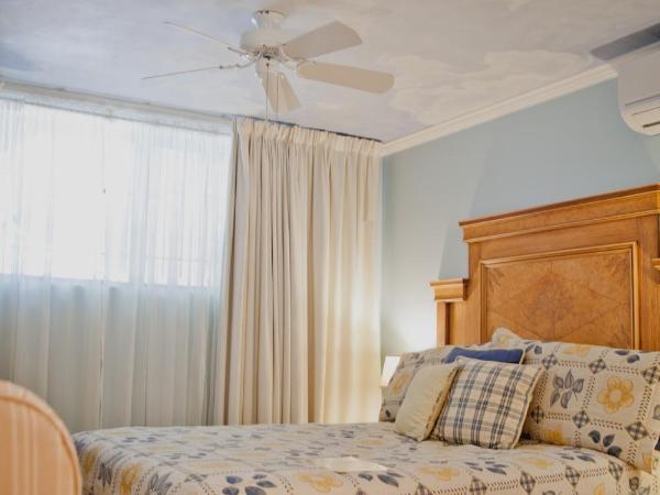 Maison Des Jardins B & B : photo 3 de la chambre chambre lit queen-size standard avec salle de bains privative