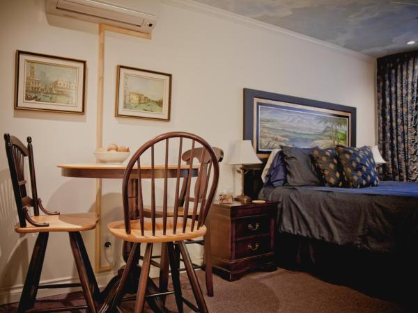 Maison Des Jardins B & B : photo 4 de la chambre chambre lit queen-size standard avec salle de bains privative