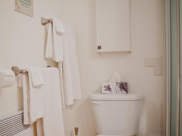 Maison Des Jardins B & B : photo 2 de la chambre chambre lit queen-size standard avec salle de bains privative