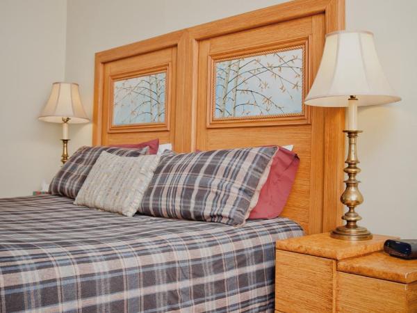 Maison Des Jardins B & B : photo 1 de la chambre chambre lit king-size standard avec salle de bains privative