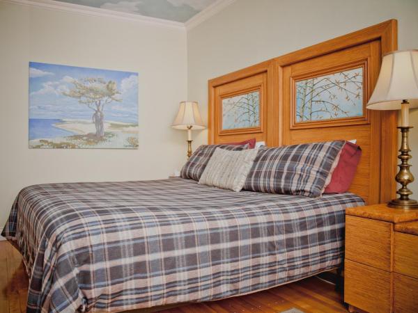 Maison Des Jardins B & B : photo 3 de la chambre chambre lit king-size standard avec salle de bains privative