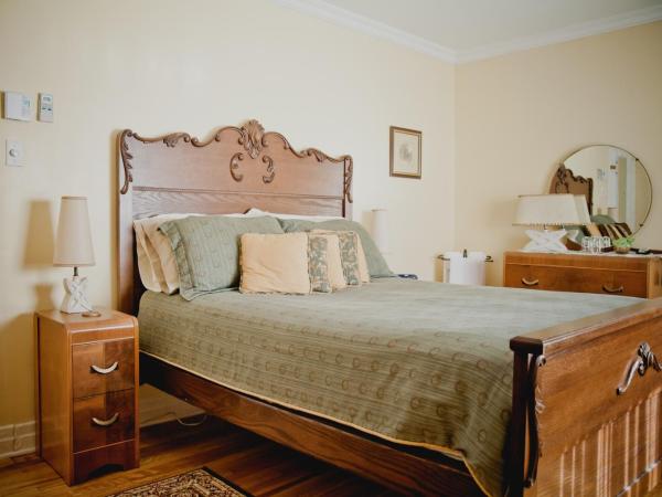 Maison Des Jardins B & B : photo 3 de la chambre chambre lit queen-size standard avec salle de bains commune