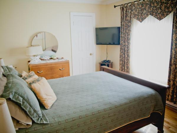 Maison Des Jardins B & B : photo 4 de la chambre chambre lit queen-size standard avec salle de bains commune