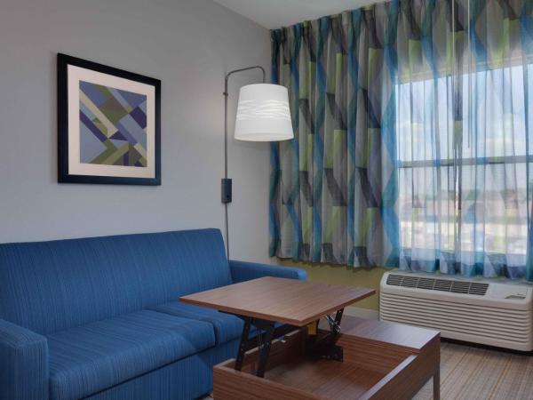 Holiday Inn Express & Suites Orlando International Airport, an IHG Hotel : photo 2 de la chambre chambre lit king-size standard avec baignoire accessible aux personnes à mobilité réduite