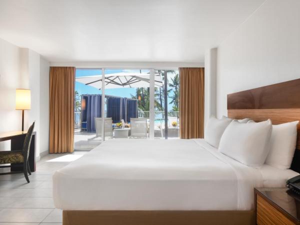 Park Shore Waikiki : photo 2 de la chambre hébergement lit king-size côté piscine