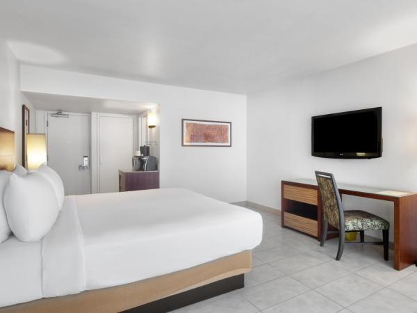 Park Shore Waikiki : photo 4 de la chambre hébergement lit king-size côté piscine