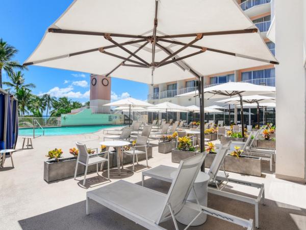 Park Shore Waikiki : photo 5 de la chambre hébergement lit king-size côté piscine