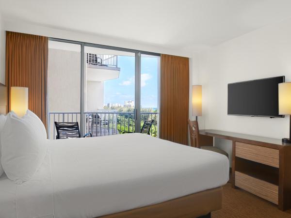 Park Shore Waikiki : photo 4 de la chambre chambre king - vue partielle sur l'océan