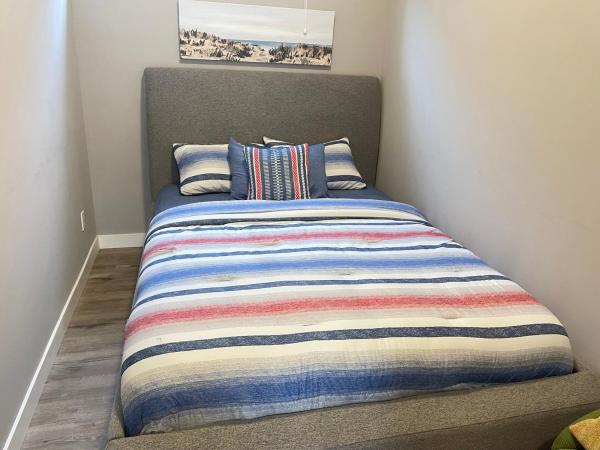 Cozy basement suite : photo 4 de la chambre chambre lit queen-size