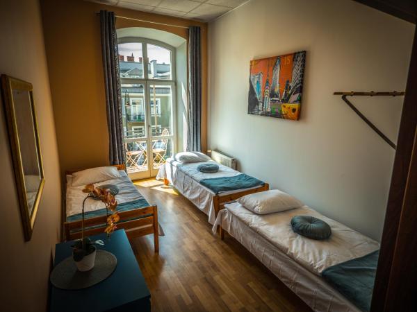 Hostel Pod Basztą : photo 3 de la chambre chambre triple avec balcon