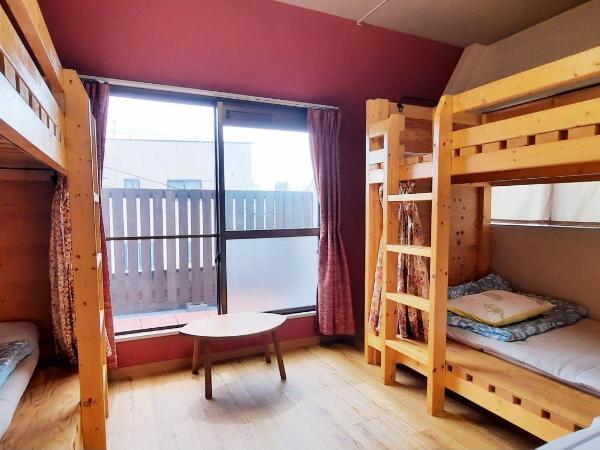 Guesthouse YOURS : photo 1 de la chambre chambre quadruple avec balcon 