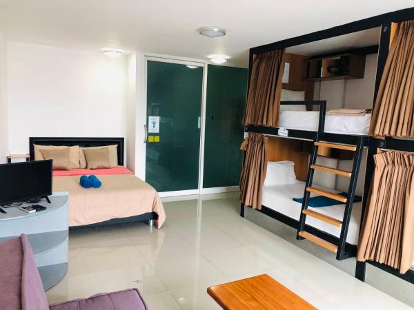 HOMEY-Don Mueang Airport Hostel : photo 1 de la chambre chambre familiale avec salle de bains commune