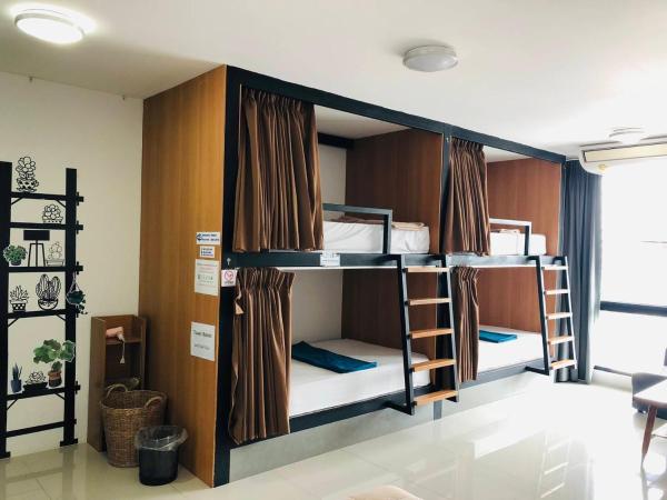 HOMEY-Don Mueang Airport Hostel : photo 3 de la chambre chambre familiale avec salle de bains commune