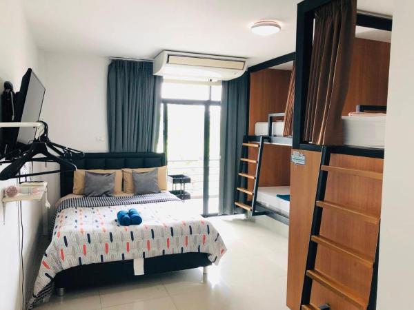 HOMEY-Don Mueang Airport Hostel : photo 2 de la chambre chambre familiale avec salle de bains privative