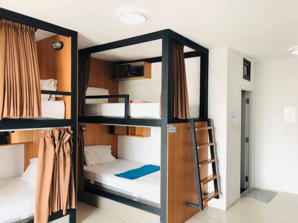 HOMEY-Don Mueang Airport Hostel : photo 8 de la chambre chambre familiale avec salle de bains privative