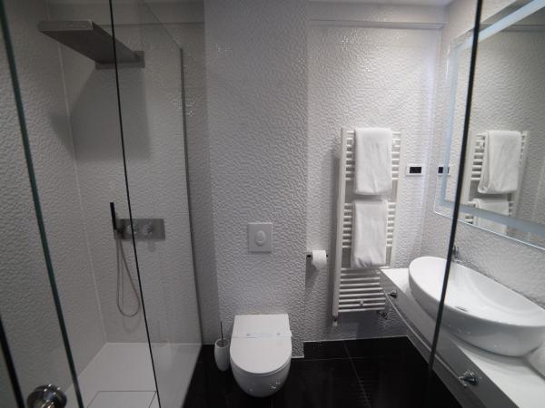 Forty Two Block A : photo 2 de la chambre chambre lit king-size avec balcon