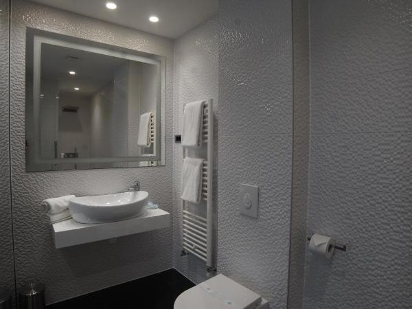 Forty Two Block A : photo 4 de la chambre chambre lit king-size avec balcon