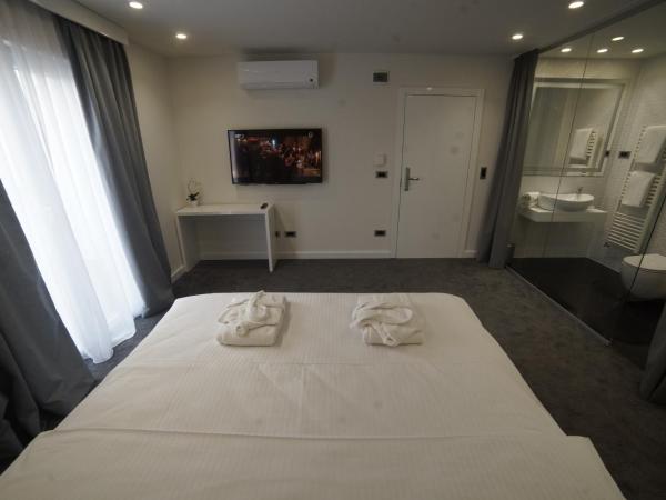 Forty Two Block A : photo 8 de la chambre chambre lit king-size avec balcon