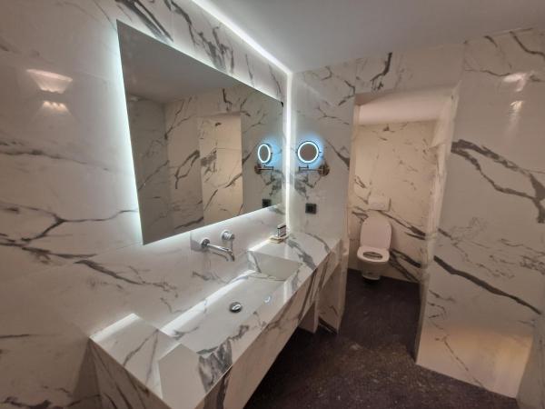 Jensen Luxury Suites : photo 3 de la chambre suite lit king-size avec baignoire spa