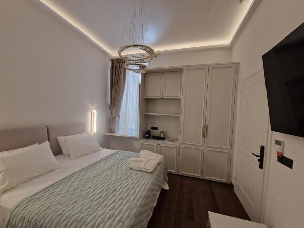 Jensen Luxury Suites : photo 2 de la chambre suite lit king-size avec baignoire spa