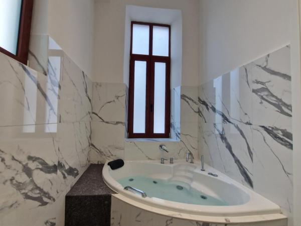 Jensen Luxury Suites : photo 4 de la chambre suite deluxe avec baignoire spa