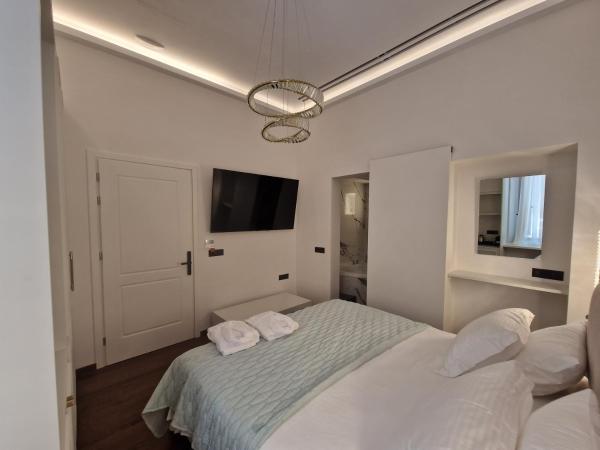 Jensen Luxury Suites : photo 1 de la chambre suite lit king-size avec baignoire spa