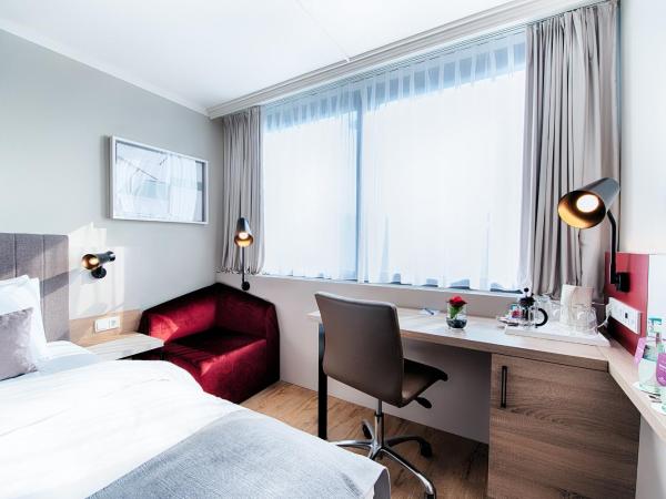Crowne Plaza Frankfurt Congress Hotel, an IHG Hotel : photo 3 de la chambre chambre lit queen-size standard - vue sur ville