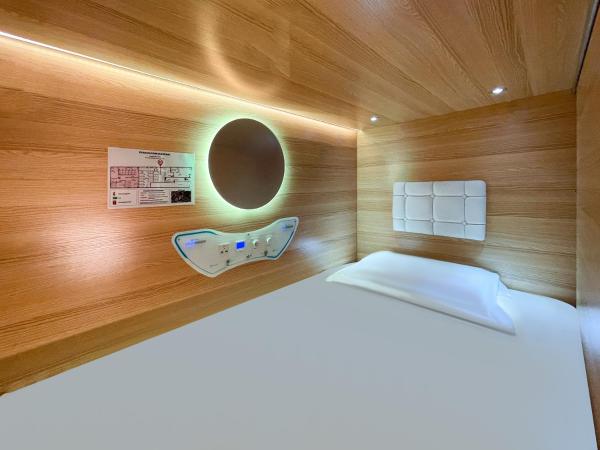 Airone Capsule Hotel : photo 3 de la chambre lit simple dans dortoir mixte