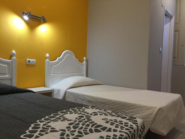 Guest House Sao Filipe : photo 6 de la chambre chambre lits jumeaux