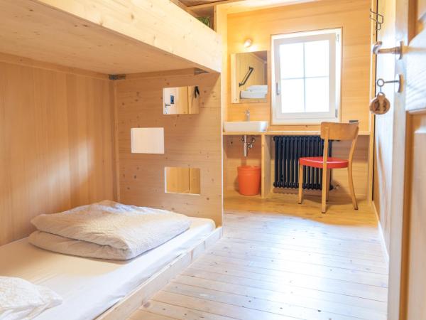 Naturfreunde Hostel Grindelwald : photo 3 de la chambre chambre lits jumeaux avec salle de bains commune