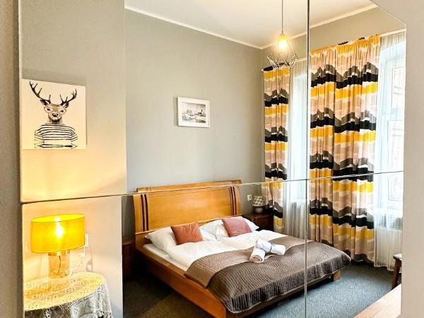 Expolis Residence - City Center MTP TARGI - 24h #betterthanyourEX : photo 1 de la chambre chambre double avec salle de bains privative