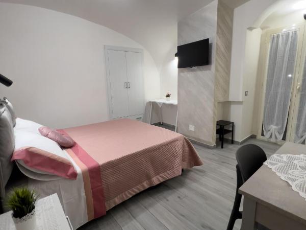 La Casa Della Nonna - QuartieriSpagnoli : photo 4 de la chambre chambre double avec salle de bains privative