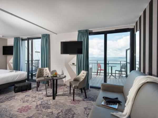 Hôtel Valdys Thalasso & Spa - la Baie : photo 2 de la chambre suite junior de luxe avec bain à remous - vue sur mer